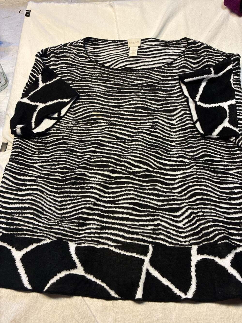 Chico's Size 1 Black and White Abstract Pattern Knit Top